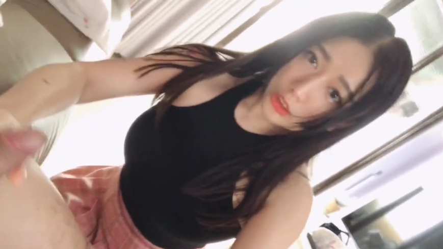 Gái xinh uốn éo mời gọi anh rể phệt